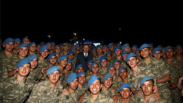 O presidente turco, Recep Tayyip Erdogan, é fotografado com comandantes, em 8 de junho de 2017 - Sputnik Brasil
