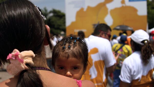 Mãe e criança na região fronteiriça da Venezuela, país sul-americano que enfrenta uma grave crise política e econômica em 2017 - Sputnik Brasil
