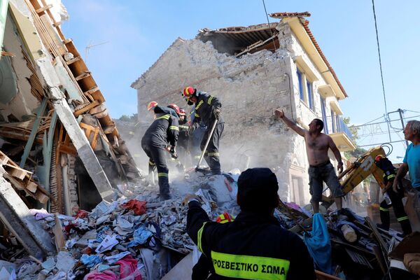Equipe de resgate busca vítimas depois de terremoto na ilha grega de Lesbos - Sputnik Brasil
