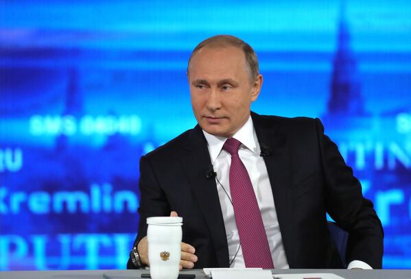 Vladimir Putin, presidente russo, responde às perguntas dos cidadãos no programa Linha Direta com Vladimir Putin - Sputnik Brasil