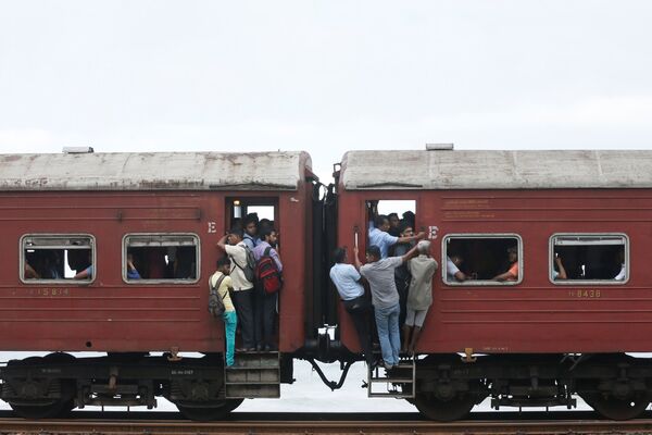 Pessoas no caminho ao trabalho em Colombo, Sri Lanka - Sputnik Brasil