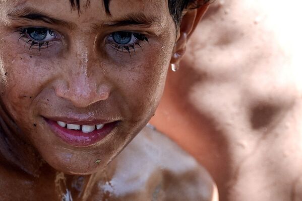 Menino iraquiano toma banho no campo de refugiados entre Arbil e Mossul - Sputnik Brasil