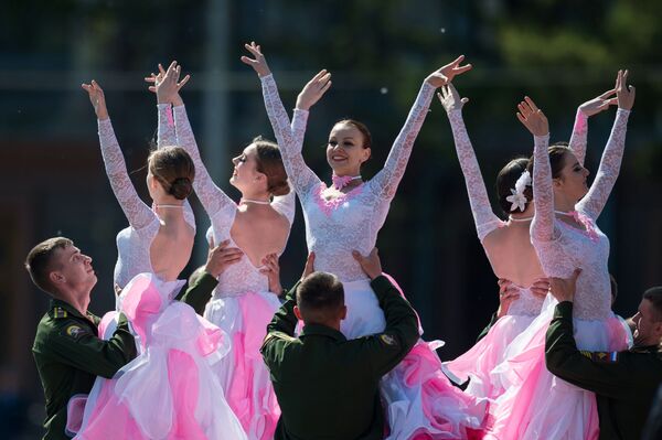 Bailarinas atuam no baile de finalistas em colégio militar - Sputnik Brasil