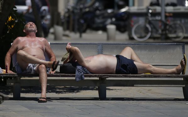 Moradores de Barcelona descansam na praia - Sputnik Brasil