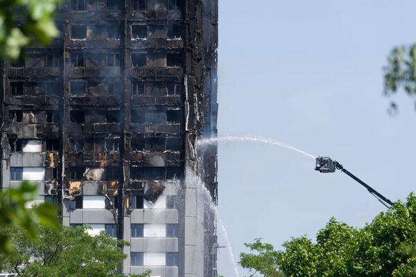 Bombeiros apagam fogo no prédio residencial em Londres - Sputnik Brasil