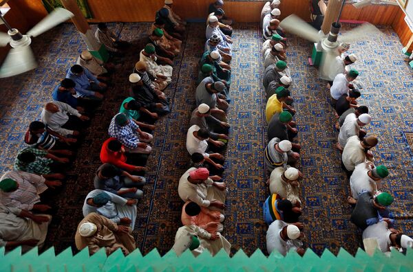 Muçulmanos durante oração - Sputnik Brasil