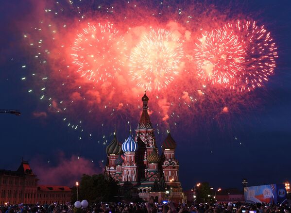 Fogos de artifício no céu moscovita por ocasião da comemoração do Dia da Rússia - Sputnik Brasil