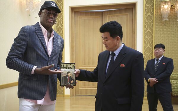 Rodman entrega o livro A Arte do Negócio para o ministro do esporte Kim Il Guk - Sputnik Brasil