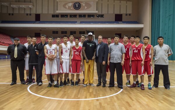 Com jogadores de basquete norte-coreanos em Pyongyang - Sputnik Brasil