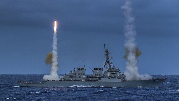 Destóier USS Fitzgerald, da Marinha dos Estados Unidos, disparando mísseis durante exercício Valiant Shield 2014 (arquivo) - Sputnik Brasil