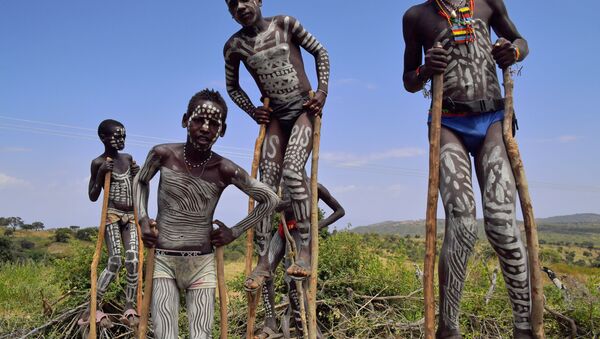 Jovens da tribu etíope, foto de arquivo - Sputnik Brasil