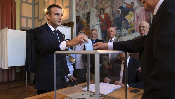 Presidente francês Emmanuel Macron vota no segundo turno das eleições legislativas, em 18 de junho de 2017 - Sputnik Brasil