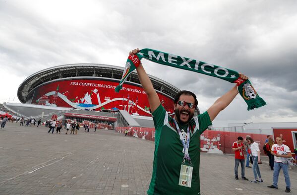 Torcedor do México posa fora do estádio antes do jogo da Copa das Confederações 2017 contra Portugal. - Sputnik Brasil