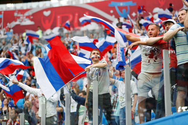 Torcedores da Rússia dão show nas arquibancadas no primeiro jogo da Copa das Confederações 2017 contra a Nova Zelândia. - Sputnik Brasil