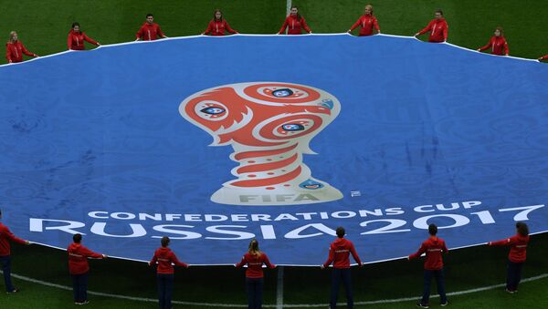 O logotipo da Copa Confederações de 2017 é disposto no gramado antes da partida de futebol entre a Rússia e a Nova Zelândia no Estádio Krestovsky, em São Petersburgo. - Sputnik Brasil