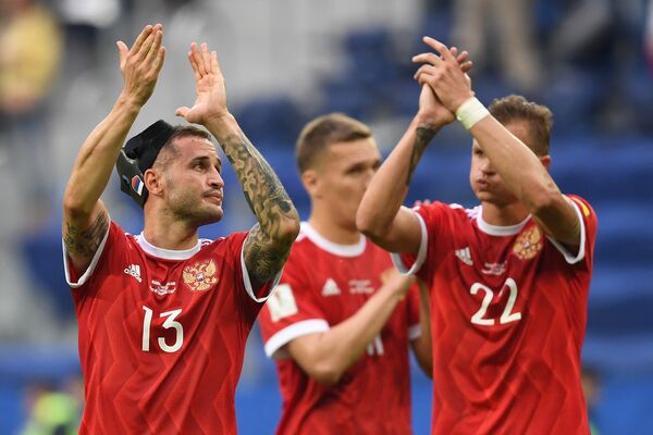 O zagueiro da Rússia, Fedor Kudryashov e o meio-campo, Dmitry Tarasov agradecem a torcida após estreia com vitória de 2 a 0 contra a Nova Zelândia no jogo da Copa A das Confederações de 2017. - Sputnik Brasil