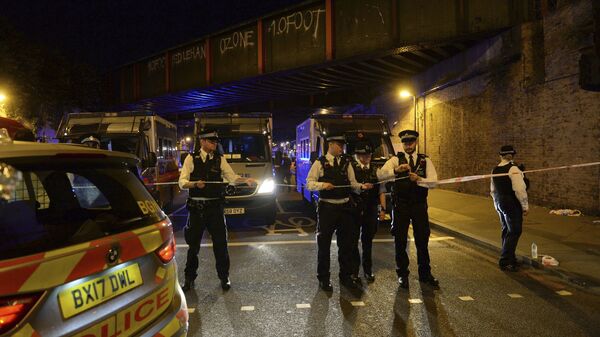 Polícia cerca área após carro atropelar várias pessoas em Finsbury Park, Londres - Sputnik Brasil