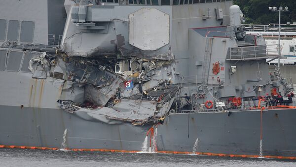 Destróier de mísseis guiados norte-americano USS Fitzgerald, da classe Arleigh Burke, danificado após colisão com um navio mercante filipino, em 18 de junho de 2017 - Sputnik Brasil