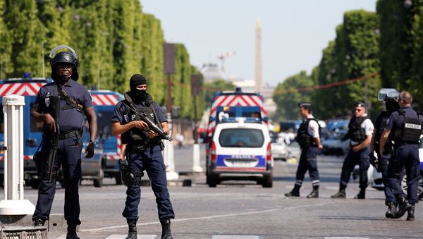 Policiais fecharam a Champs Elysees - Sputnik Brasil