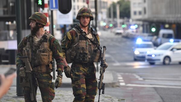 In this image taken from video, police cars create a cordon near the train station in central Brussels, Tuesday June 20, 2017. Belgian media report that explosion-like noises have been heard at a Brussels train station; the main square evacuated. - Sputnik Brasil
