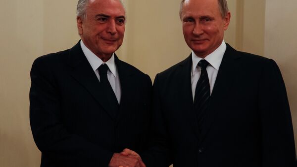 Aperto de mãos entre Temer e Putin durante encontro em Moscou, na Rússia - Sputnik Brasil