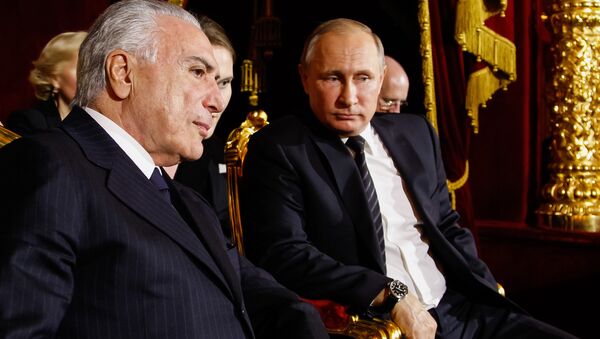 Temer e Putin conversam durante apresentação do Balé Bolshoi, em Moscou, na Rússia - Sputnik Brasil