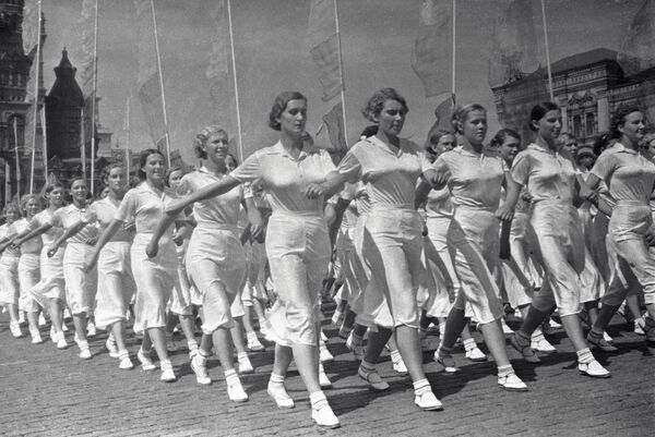 Parada de atletas na Praça Vermelha, 1936 - Sputnik Brasil