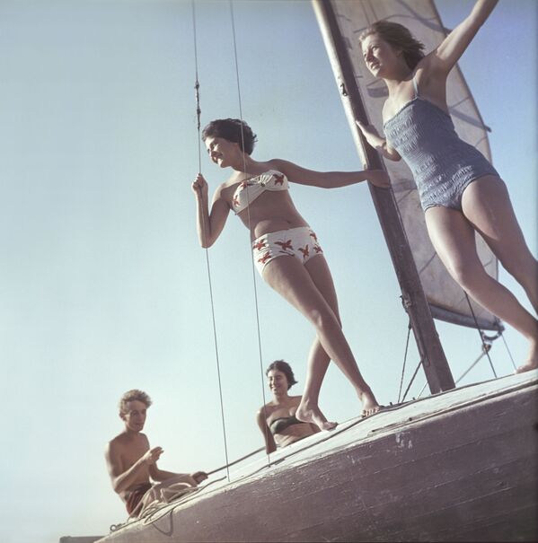 Meninas passam o tempo em um iate - Sputnik Brasil