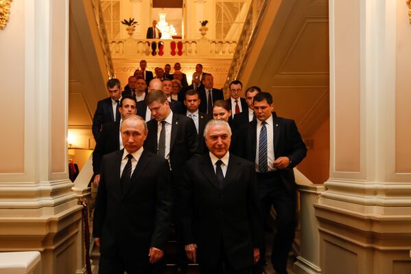 Comitivas de Michel Temer e Vladimir Putin acompanham os dois presidentes durante apresentação do Balé Bolshoi, em Moscou, na Rússia - Sputnik Brasil