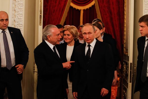 Brasileiro Michel Temer e russo Vladimir Putin conversam durante encontro na apresentação do Balé Bolshoi, em Moscou, na Rússia - Sputnik Brasil