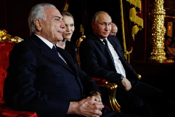 Presidente brasileiro Michel Temer e presidente russo Vladimir Putin conversam com a ajuda de uma intérprete durante a apresentação do Balé Bolshoi, em Moscou, na Rússia - Sputnik Brasil