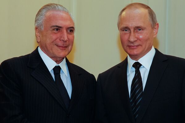 Michel Temer e Vladimir Putin posam juntos em encontro entre os dois líderes de Brasil e Rússia, respectivamente, em Moscou, na Rússia - Sputnik Brasil