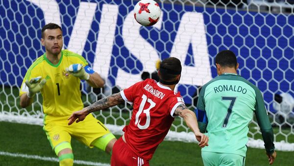 Cristiano Ronaldo cabeceia para marcar o gol único da vitória de Portugal sobre a Rússia pela segunda rodada da Copa das Confederações de 2017 - Sputnik Brasil