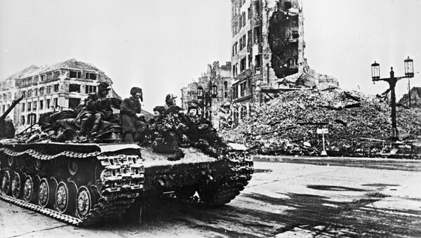 Tanque soviético em Charlottenburg, abril-maio de 1945 - Sputnik Brasil