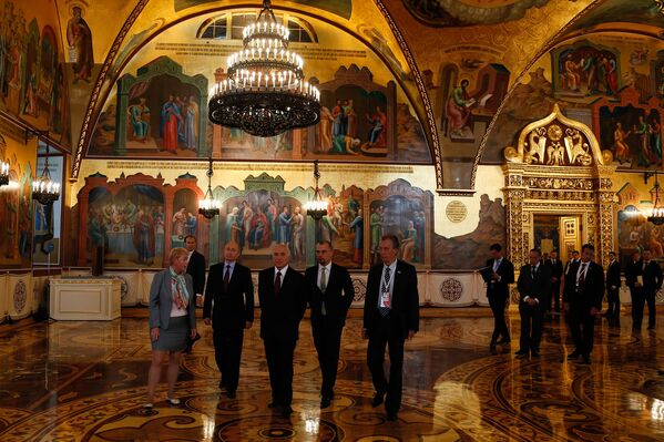 Encontro com o senhor Vladimir Putin Presidente da Federação da Rússia. Visita aos Salões do Kremlin e Despedida. (ST. George Hall) - Sputnik Brasil