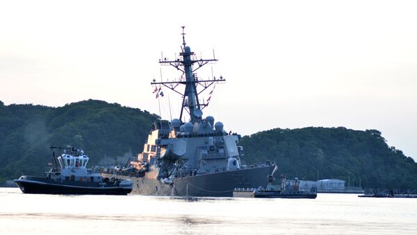 O destróier de mísseis guiados USS Fitzgerald da Marinha dos EUA regressa à base após colisão com o navio mercante filipino ACX Crystal - Sputnik Brasil