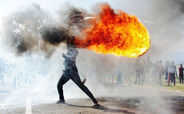 Protestos na cidade de Grabouw, do fotógrafo sul-africano Phandulwazi Jikelo - Sputnik Brasil