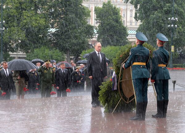 O presidente da Rússia, Vladimir Putin, e o premiê russo, Dmitry Medvedev, depõem flores no Túmulo do Soldado Desconhecido em Moscou no Dia da Memória e da Dor - Sputnik Brasil