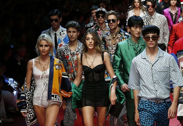 Sistine Stallone, filha do famoso Sylvester Stallone, participa do desfile de Dolce & Gabbana - Sputnik Brasil