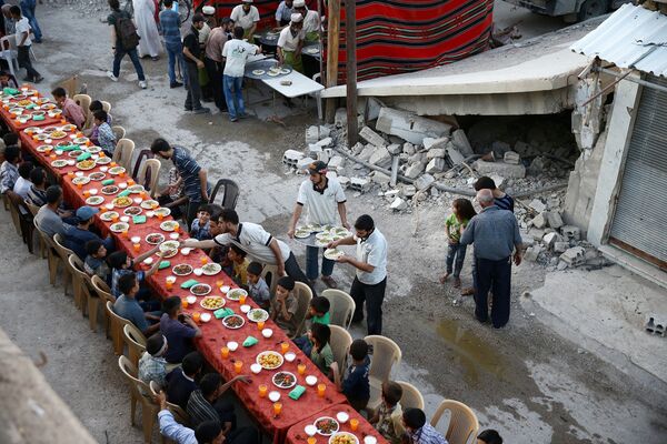 Iftar, refeição ingerida durante a noite e com a qual se quebra o jejum diário durante o mês islâmico do Ramadã, no subúrbio de Damasco, Síria - Sputnik Brasil