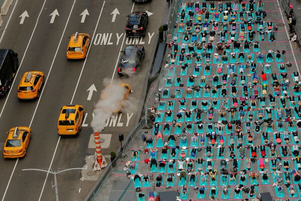 Flash mob de yoga em Nova York - Sputnik Brasil