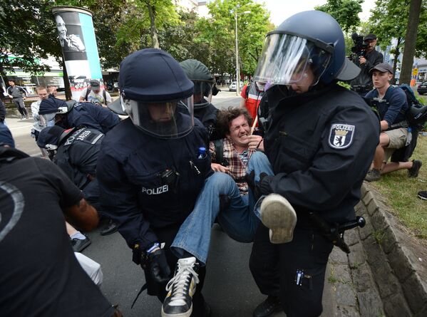 Polícia detém participantes de um protesto anti-imigrantes em Berlim, Alemanha - Sputnik Brasil