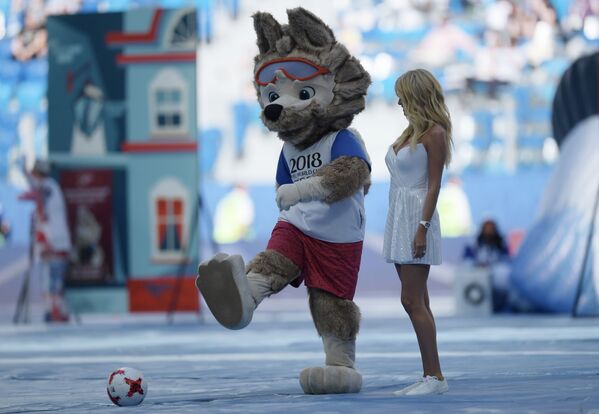 Talismã da equipe russa de futebol, o lobo Zabivaka, na cerimônia de abertura da Copa das Confederações em São Petersburgo - Sputnik Brasil