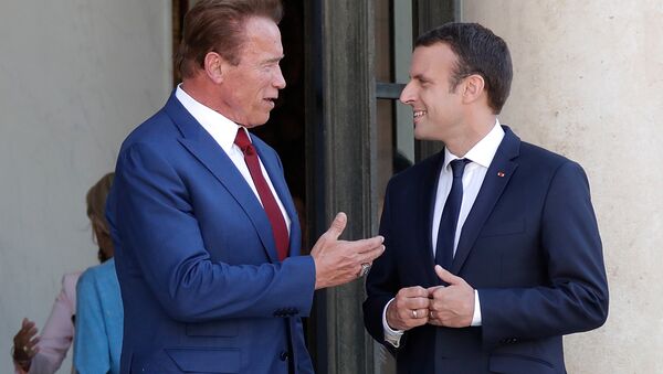 O ator austríaco e ex-governador do estado americano da Califórnia, Arnold Schwarzenegger, se encontra e conversa com o presidente francês Emmanuel Macron no Palácio Elysee, em Paris, na França - Sputnik Brasil