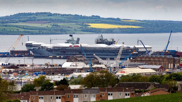 O maior navio da Marinha da Grã-Bretanha, o porta-aviões Queen Elizabeth, no estaleiro, Escócia, em 24 de maio de 2016 - Sputnik Brasil