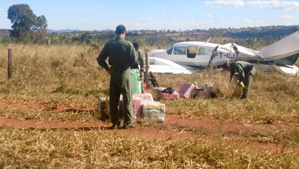 Avião bimotor, matrícula PT-IIJ, interceptado pela FAB na região de Aragarças (GO) com mais de 600 kg de cocaína - Sputnik Brasil