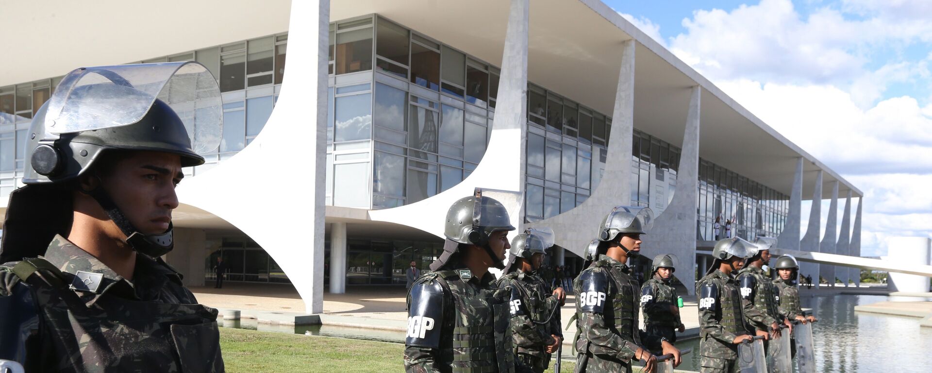 Militares do Exército fazem a segurança do Palácio do Planalto (na foto), do Palácio da Alvorada e do Palácio do Jaburu, em Brasília (foto de arquivo) - Sputnik Brasil, 1920, 09.11.2022