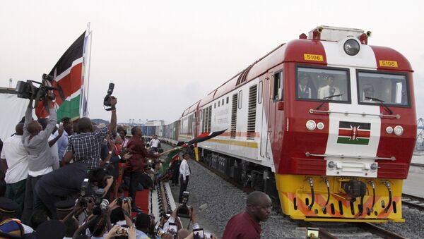 O trem de carga SGR chega de Mombasa a Nairóbi em 30 de maio de 2017. A ferrovia foi inaugurada pelo presidente queniano Uhuru Kenyatta e foi construída com investimentos chineses - Sputnik Brasil