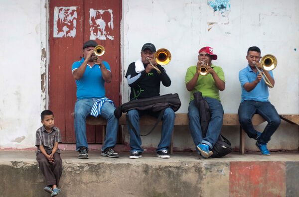 Músicos tocam canções populares por ocasião do dia de São João Batista em San Juan de Oriente, Nicarágua - Sputnik Brasil