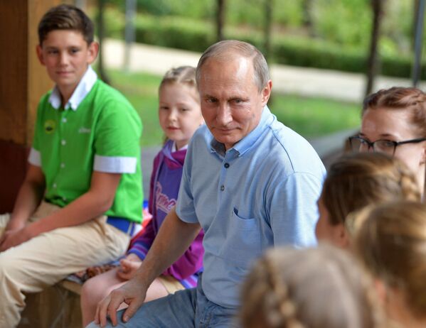 Presidente russo, Vladimir Putin, visita o Artek,  campo de férias internacional  para crianças e jovens, Crimeia - Sputnik Brasil